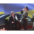 Poroshenko llega a la ceremonia de investidura como nuevo presidente de Ucrania, hoy, en Kiev.