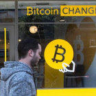 Un ciudadano israelí pasa delante de una oficina de cambio de bitcoines, en Tel-Aviv.