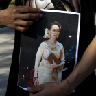 Un seguidor de San Suu Kyi lleva la foto de la Premio Nobel. DIEGO AZUBEL