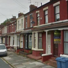 Imagen de la fachada de la casa de Liverpool donde se crió John Lennon.
