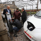 Un vehículo eléctrico utiliza el nuevo punto de recarga. L. DE LA MATA