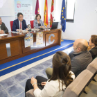 El presidente presentó ayer su iniciativa a los alcaldes convocados en el edificio Fierro. FERNANDO OTERO