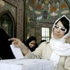 Mujeres iraníes votan en la segunda vuelta de las presidenciales en una mezquita de Teherán