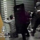Vídeo filmado por la policía que muestra a los atracadores dentro del banco que iban a robar