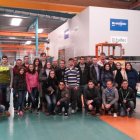 Los estudiantes de ingeniería industrial posaron en el interior de la factoría de vidrio.