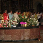 Un momento del canto del ramo que ofrecieron a la Virgen del Castro los vecinos de Nistal