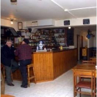 Foto de archivo que muestra la rutina diaria de un bar situado en una localidad pequeña