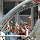 El papa Francisco durante su recorrido con el papamóvil por las calles de Sarajevo.