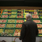 Puesto de frutas y verduras en un supermercado.