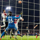 El VAR anuló este gol del Ajax por fuera de juego del futbolista que obstaculiza a Courtois. OLAF KRAAK