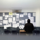 Un hombre observa las ofertas de empleo en una oficina del Ecyl en León. BRUNO MORENO