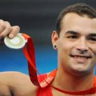 Gervasio Deferr celebra en el podio su medalla de plata