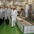 Herrera, segundo por la derecha, inaugura el matadero de Incova