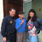 El vecino de Fuenlabrada, junto a uno de los agentes de la Policía Local de Murcia y una trabajadora de Servicios Sociales de Murcia.