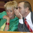 De la Vega atiende al portavoz del PSOE en el Congreso, Alonso, durante la reunión de los parlamenta
