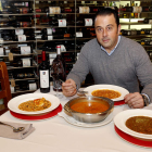El restaurante se encuentra en la avenida Portugal s/n. (Autovía A6 salida kilómetro 303 La Bañeza). Los teléfonos para reservar son 987 656 250 y 987 656 251.