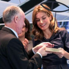 Letizia Ortiz, entrega al alcalde de Palencia, Heliodoro Gallego, el premio.