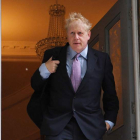 El exministro de Exteriores Boris Johnson sale de su casa en el sur de Londres. FACUNDO ARRIZABALAGA