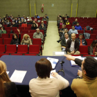 Los funcionarios de San Andrés durante la asamblea que debatió la rebaja de la productividad.