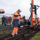 Unos operarios instalan una valla en la localidad danesa de Padborg para delimitar el tránsito de los jabalís procedentes de territorio alemán.