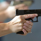 Un hombre sujeta una pistola, en una foto de archivo.