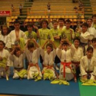 Los judocas leoneses posan al final con sus trofeos en la tradicional foto de familia.