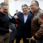 Santiago Rodríguez (secretario saliente), el ex alcalde Jesús Esteban y el aspirante, Gerardo Álvarez Courel, ayer en Bembibre.