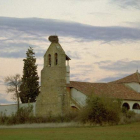Valdefresno está compuesto por veinte pueblos que acumulan una riqueza patrimonial en iglesias, como esta de Villavente. JESÚS F. SALVADORES