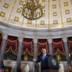 Biden escogió la simbólica Sala de las Estatuas del Capitolio para conmemorar el asalto al Capitolio. DREW ANGERER
