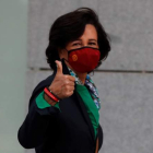 Ana Botín, saluda ayer a su llegada a la Audiencia Nacional para testificar. JUAN CARLOS HIDALGO