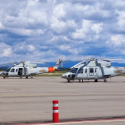 Los dos helicópteros Sikorsky en los que los alumnos de San Javier hacen prácticas tras tomar tierra en León. DL