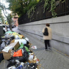 Basura acumulada en una calle del centro de Madrid.
