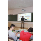 Estudiantes siguen las explicaciones de su profesor. secundino pérez