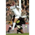 Raúl, en el preciso momento de marcar su primer gol ante el Espanyol