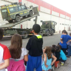 Jóvenes de Bembibre observan una de las maniobras.