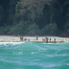 Sentineleses en la playa.