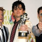 Los componentes de Green Day posan con el premio al Mejor Vídeo