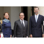 Segolene Royal, Francois Hollande, el rey y la reina, a las puertas del palacio de El Elíseo en París.