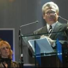 El juez Garzón, el año pasado agradeciendo su Micrófono de Oro, y en segundo término Mercedes Milá