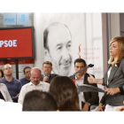 Elena Valenciano (d), que ha presentado hoy a los responsables de campaña en las distintas federaciones socialistas el lema de la precampaña, "Rubalcaba, sí".