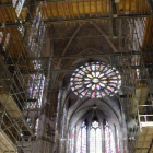 Detalle de los andamios colocados en la Catedral de León para el montaje del órgano construido en Bonn por el ‘luthier’ Philipp Klais.