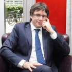 El fugado Carles Puigdemont posa en su residencia de Alemania. HAYOUNG JEON