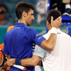 El saludo final en la gran victoria de Bautista Agut sobre Djokovic.