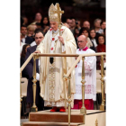 El papa Benedicto XVI oficia la Misa Crismal.