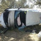 Estado que presentaba el vehículo tras salirse de la vía y volcar.