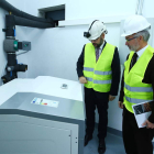 Mantero, ayer, en su visita a las instalaciones de Folgoso. EFE