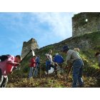 Voluntarios de Promonumenta limpiando el castillo.