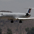 Un avión saliendo de un aeropuerto ceracno al de Phoenix en el que se han cancelado más de 50 vuelos por la ola de calor.