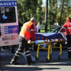 La mujer atropellada en la avenida del Ferrocarril, en el momento de su evacuación.