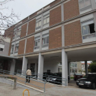 Un usuario accede al centro de salud de Pinilla, que espera ser reformado desde hace siete años. RAMIRO